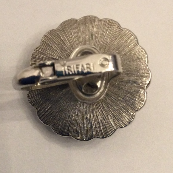 Vintage Trifari Clip earrings black and rhinestone - Picture 4 of 5